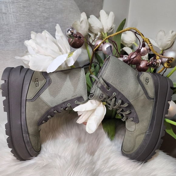 The UGG Lug Platform Lace-Up Combat Boot (Women)New - Picture 3 of 7